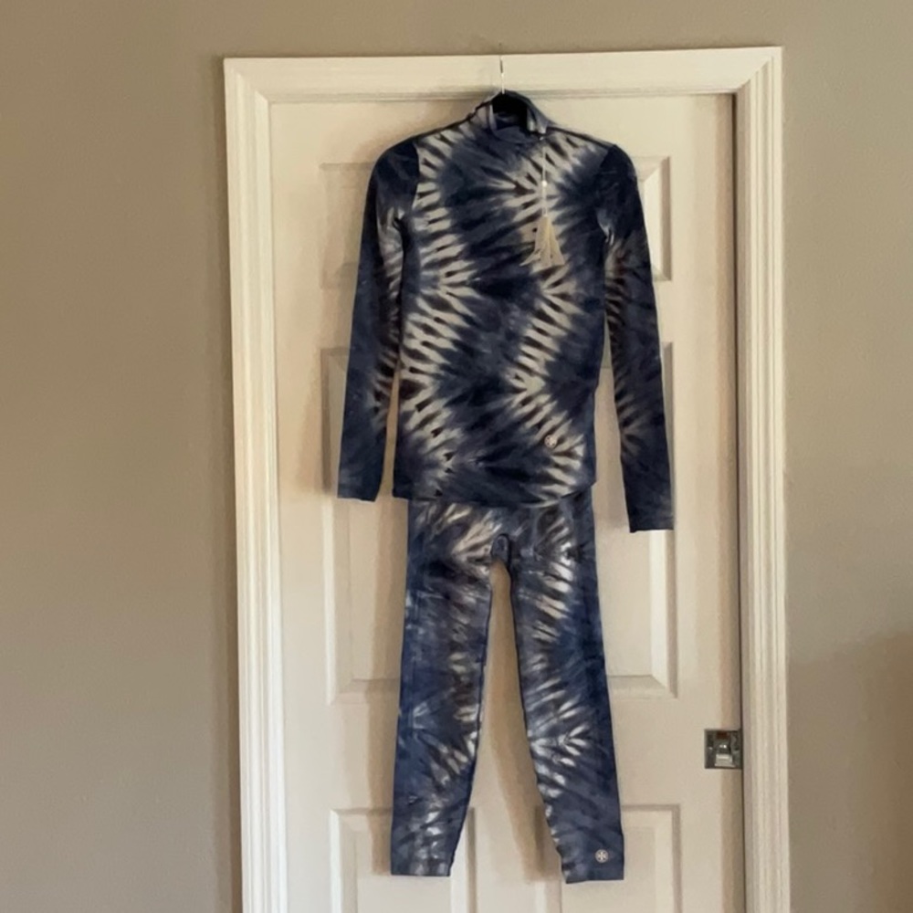 NWT  Sport high-rise seamless tie-dye, 7/8 leggings and long sleeve mock neck